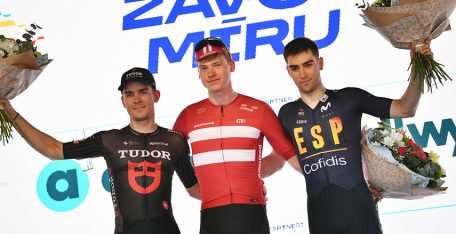 España brilla en la Carrera de la Paz con el jovencísimo Eñaut Urkaregi