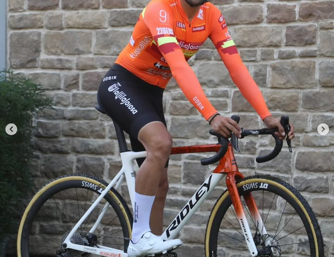 Felipe Orts muestra en Bélgica los nuevos colores y patrocinadores del equipo La Vila Joiosa-Fundación Euskadi