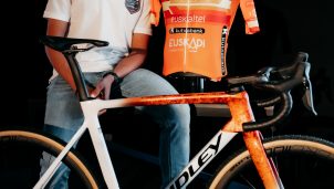 Felipe Orts muestra en Bélgica los nuevos colores y patrocinadores del equipo La Vila Joiosa-Fundación Euskadi