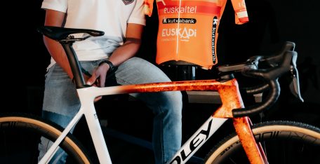 Felipe Orts muestra en Bélgica los nuevos colores y patrocinadores del equipo La Vila Joiosa-Fundación Euskadi